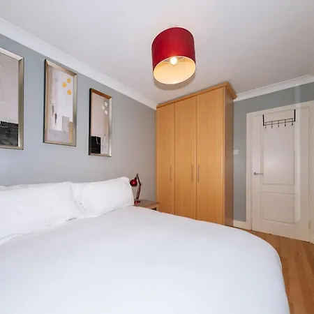 Inviting 1bd Flat - 21 Mins From Airport! Szálloda *