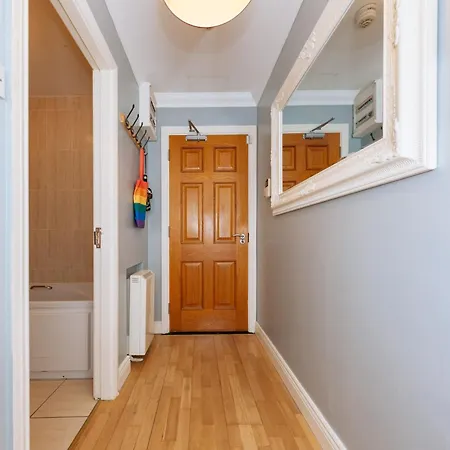 Inviting 1bd Flat - 21 Mins From Airport! *