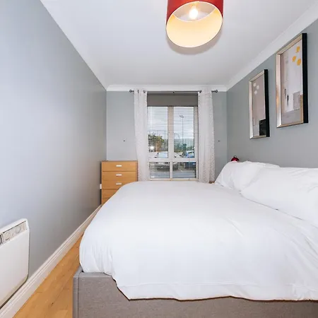 Inviting 1bd Flat - 21 Mins From Airport! Szálloda Dublin