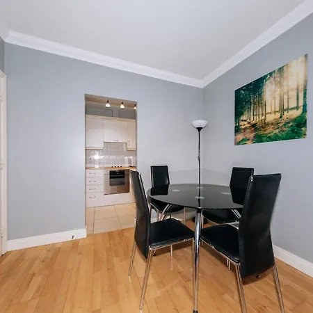 Inviting 1bd Flat - 21 Mins From Airport! Szálloda *
