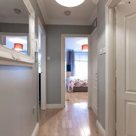 Inviting 1bd Flat - 21 Mins From Airport! Hotel