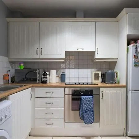 Inviting 1bd Flat - 21 Mins From Airport! Hotel *