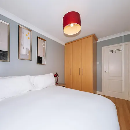 Inviting 1bd Flat - 21 Mins From Airport! Hotel Dublin