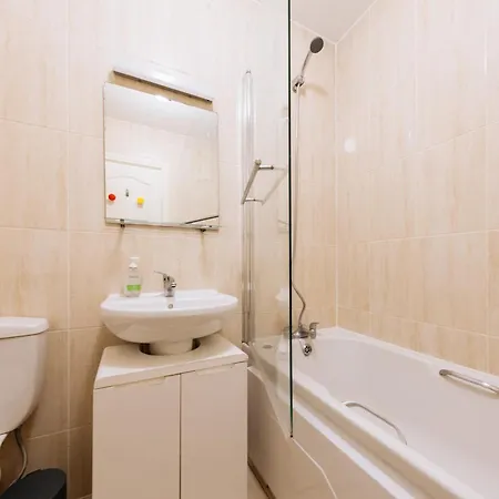Inviting 1bd Flat - 21 Mins From Airport! *