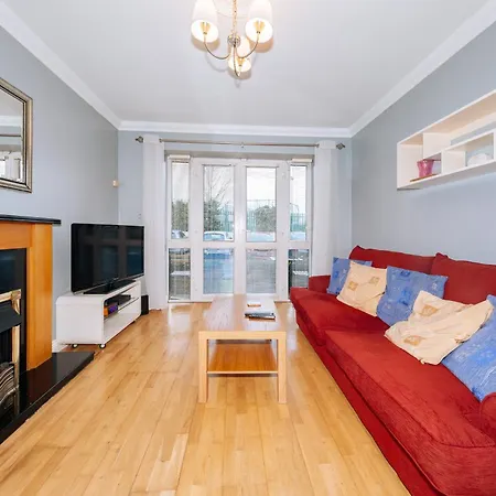 Inviting 1bd Flat - 21 Mins From Airport! *