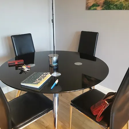 Hotell Inviting 1bd Flat - 21 Mins From Airport! *